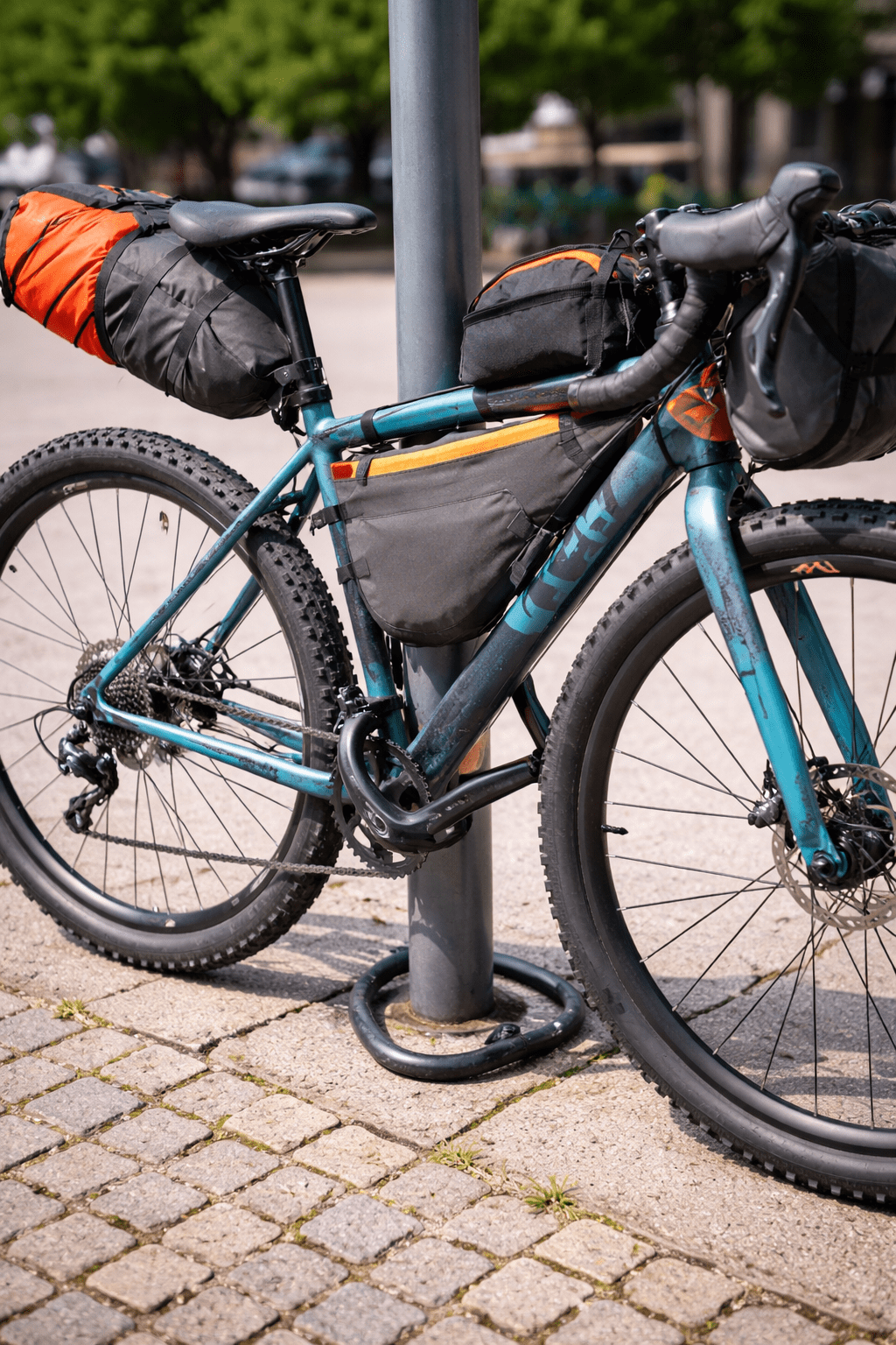 Bikepacking Schloss am Rahmen
